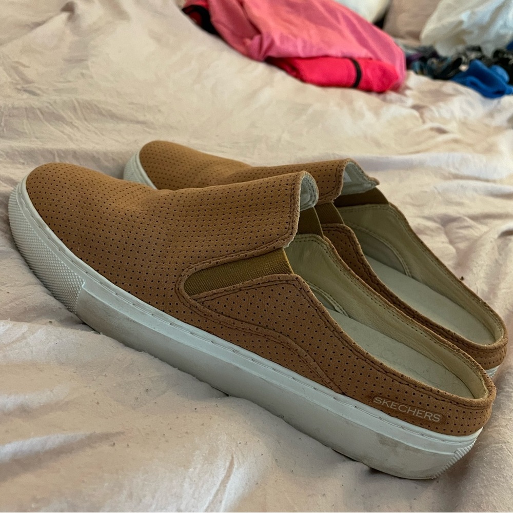 SKETCHER TAN SLIP ONS 7.5